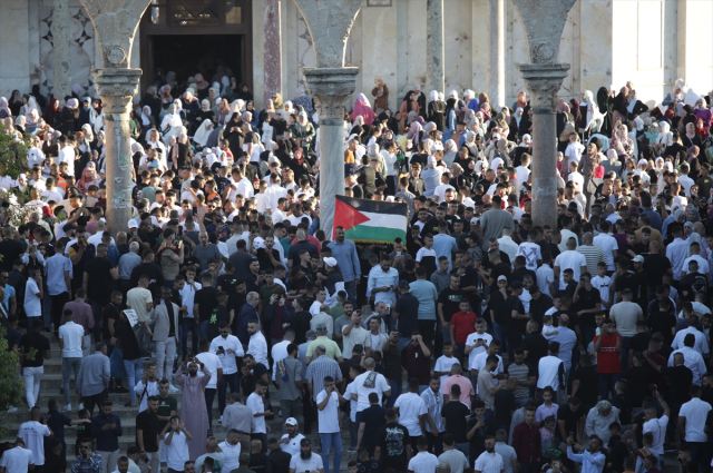 Mescid-i Aksa'da 100 bin kişilik bayram namazı