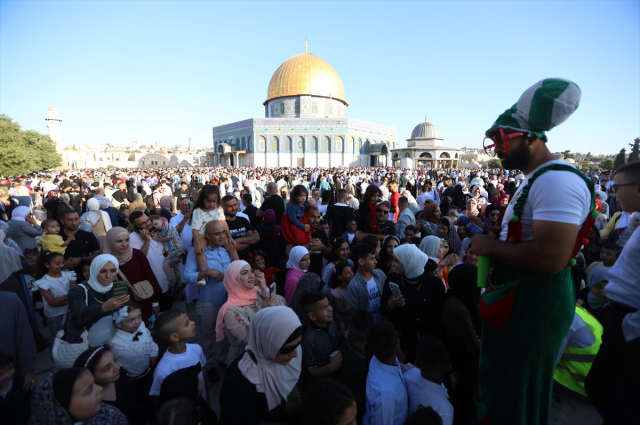Mescid-i Aksa'da 100 bin kişilik bayram namazı