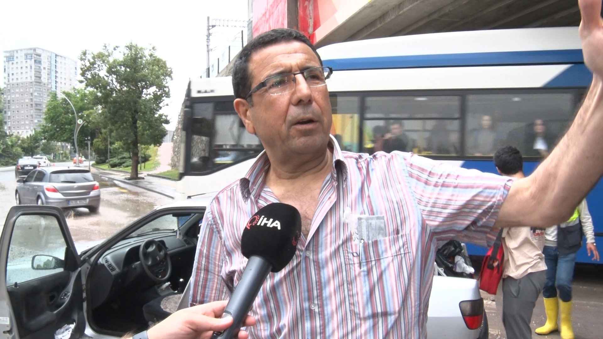 Başkentte 2 araç alt geçitte sular altında kaldı