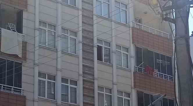 Tutuşan piknik tüpünü 4. kattan aşağı attı