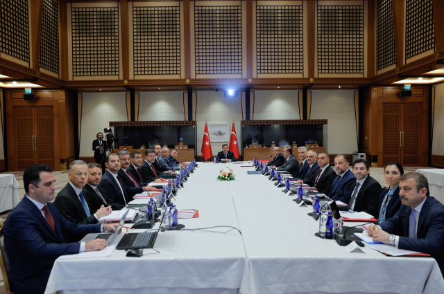 Külliye'deki ekonomi zirvesi sona erdi: Temel hedef enflasyonu tek haneye düşürmek