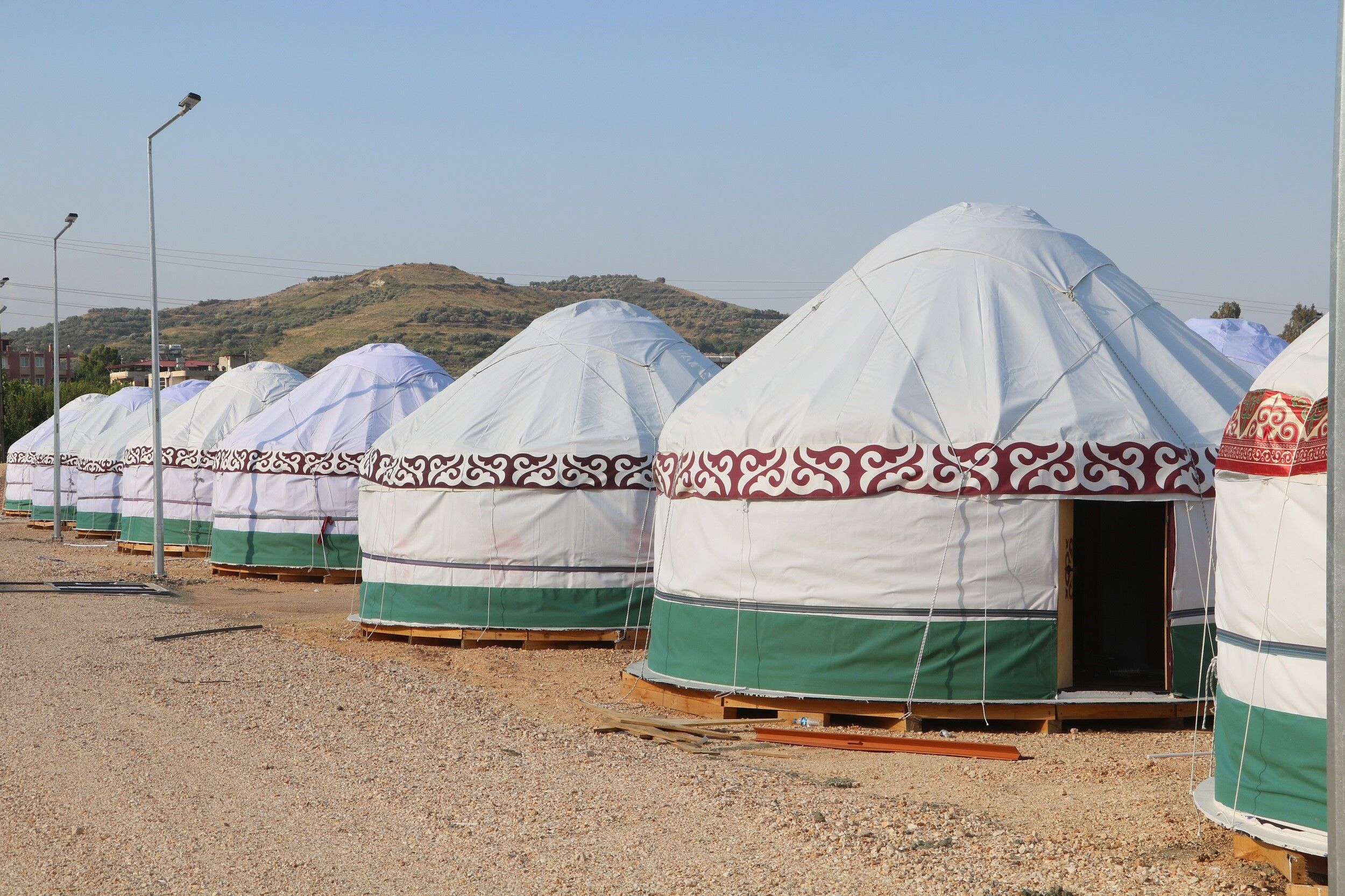 Görünümleriyle dikkat çeken Kırgız çadırları, depremzedelere sıcak yuva olacak