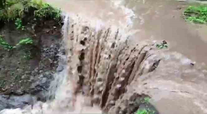 Tokat’ta Sağanak yağış sonrası yol çöktü