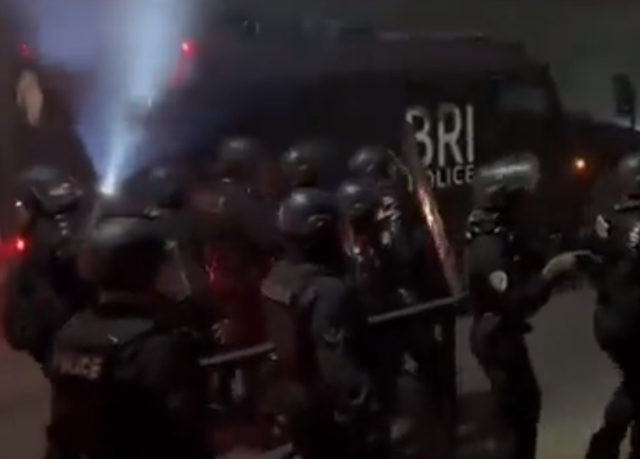 Fransa'da protestoları bastırmak için zırhlı araçlar devreye girdi