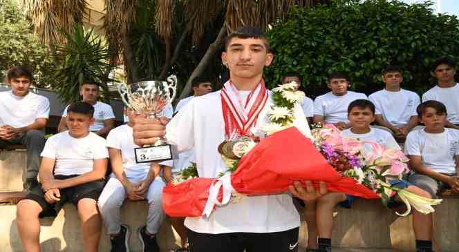 Boy atlayan pehlivan Bozkurt’a, Manavgat’ta coşkulu karşılama