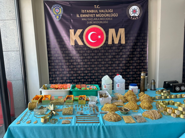 1 ay boyunca takip ettiler! Kapalıçarşı'da gerçekleşen operasyonda ele geçirilen altınlar masalara sığmadı
