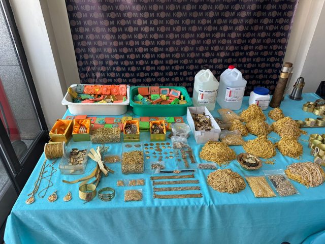 1 ay boyunca takip ettiler! Kapalıçarşı'da gerçekleşen operasyonda ele geçirilen altınlar masalara sığmadı