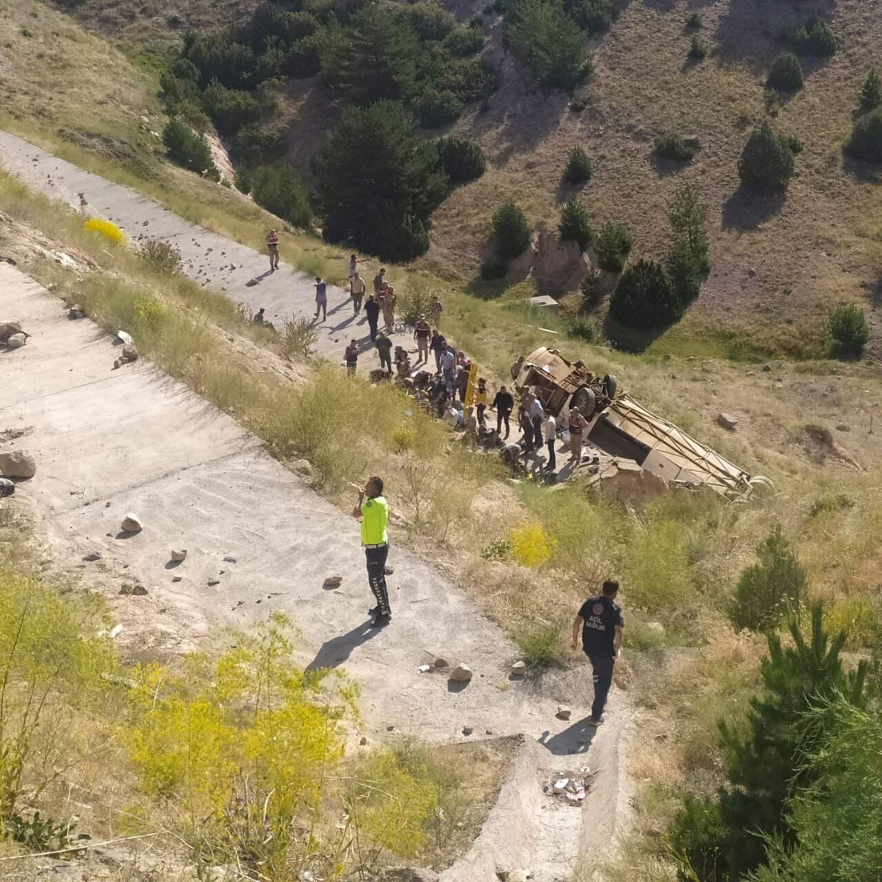 Kars'ta yolcu otobüsü viyadüğe düştü: 7 ölü, 22 yaralı var
