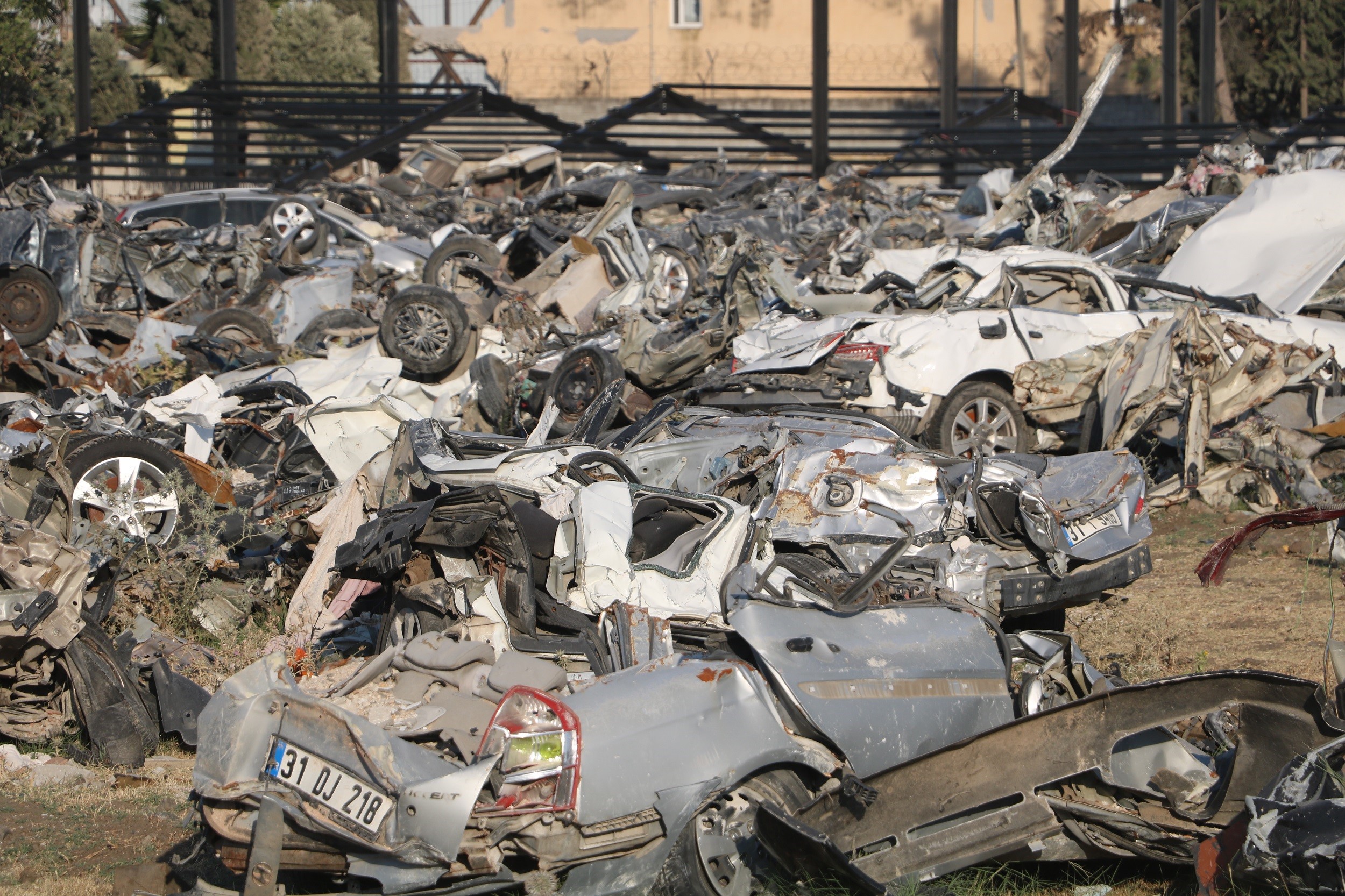 Enkazdan çıkarılan araçların akıbeti belli oldu