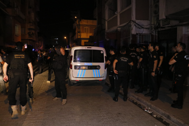 Adana'da öfkeli kalabalık, HÜDA Par binasını kana bulayan şüphelinin evine saldırdı