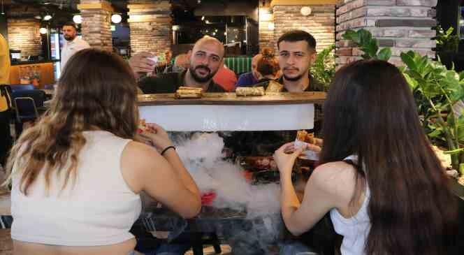 Adanalılar sıcaktan ne yapacağını şaşırdı, dönerci de buzlu servis başladı