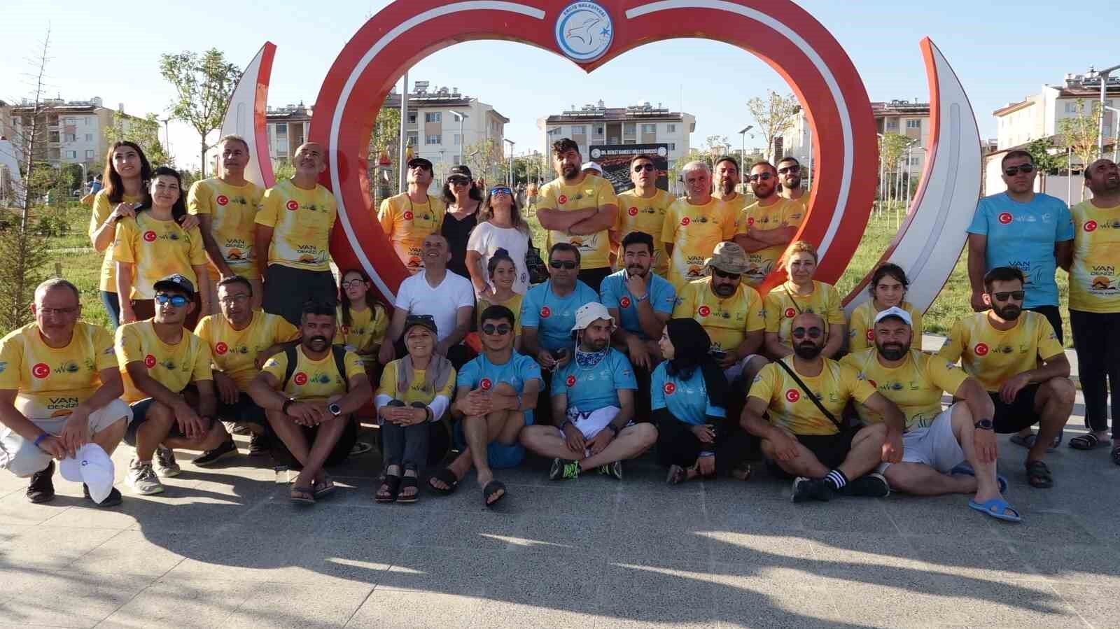 Aktivistlerden Van Gölü Kirlenmesin mavi kalsın Erciş il olsun sloganı