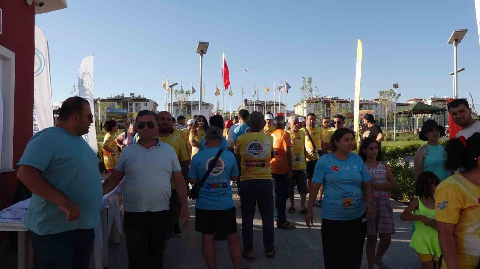 Aktivistlerden Van Gölü Kirlenmesin mavi kalsın Erciş il olsun sloganı