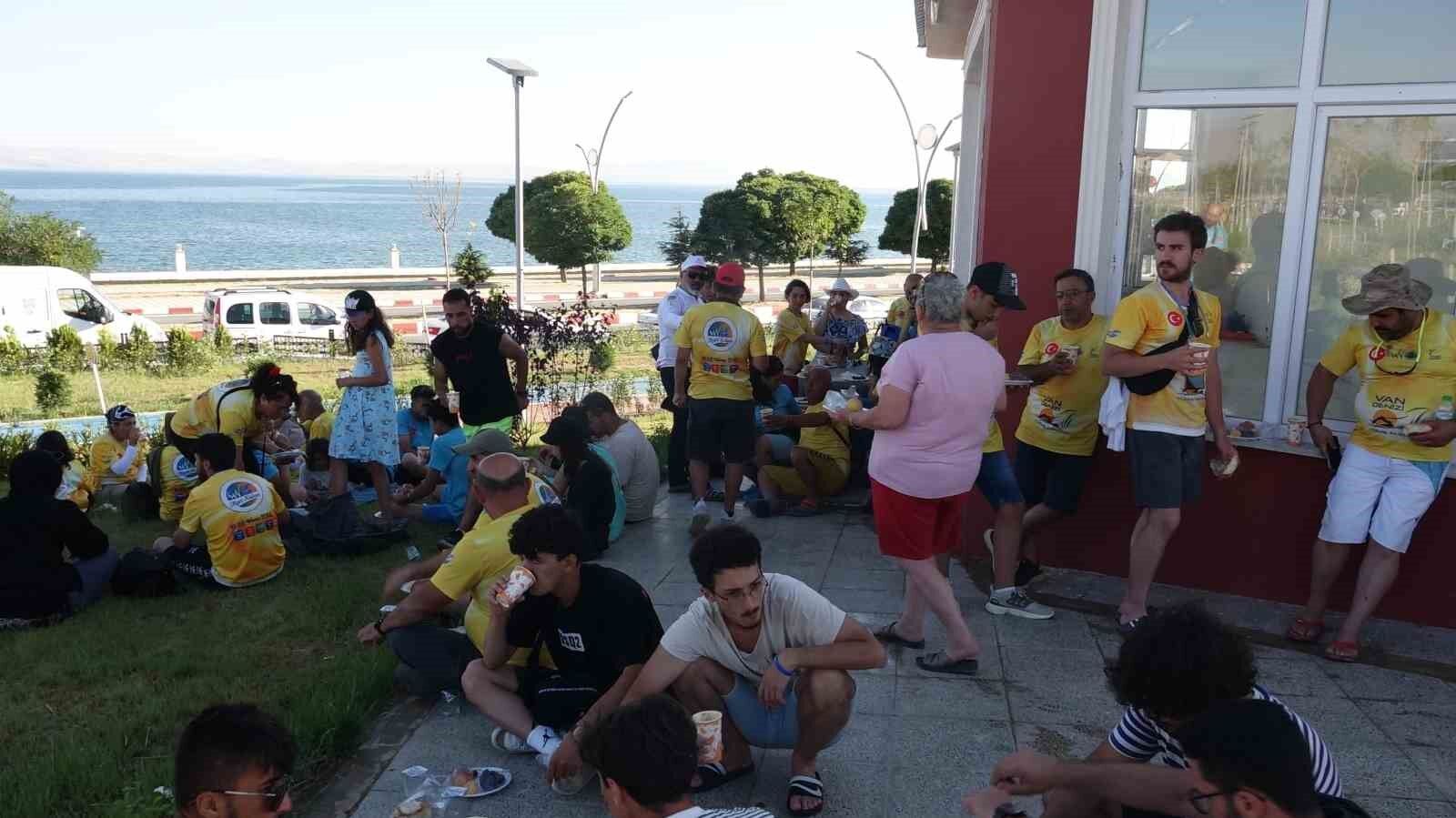 Aktivistlerden Van Gölü Kirlenmesin mavi kalsın Erciş il olsun sloganı