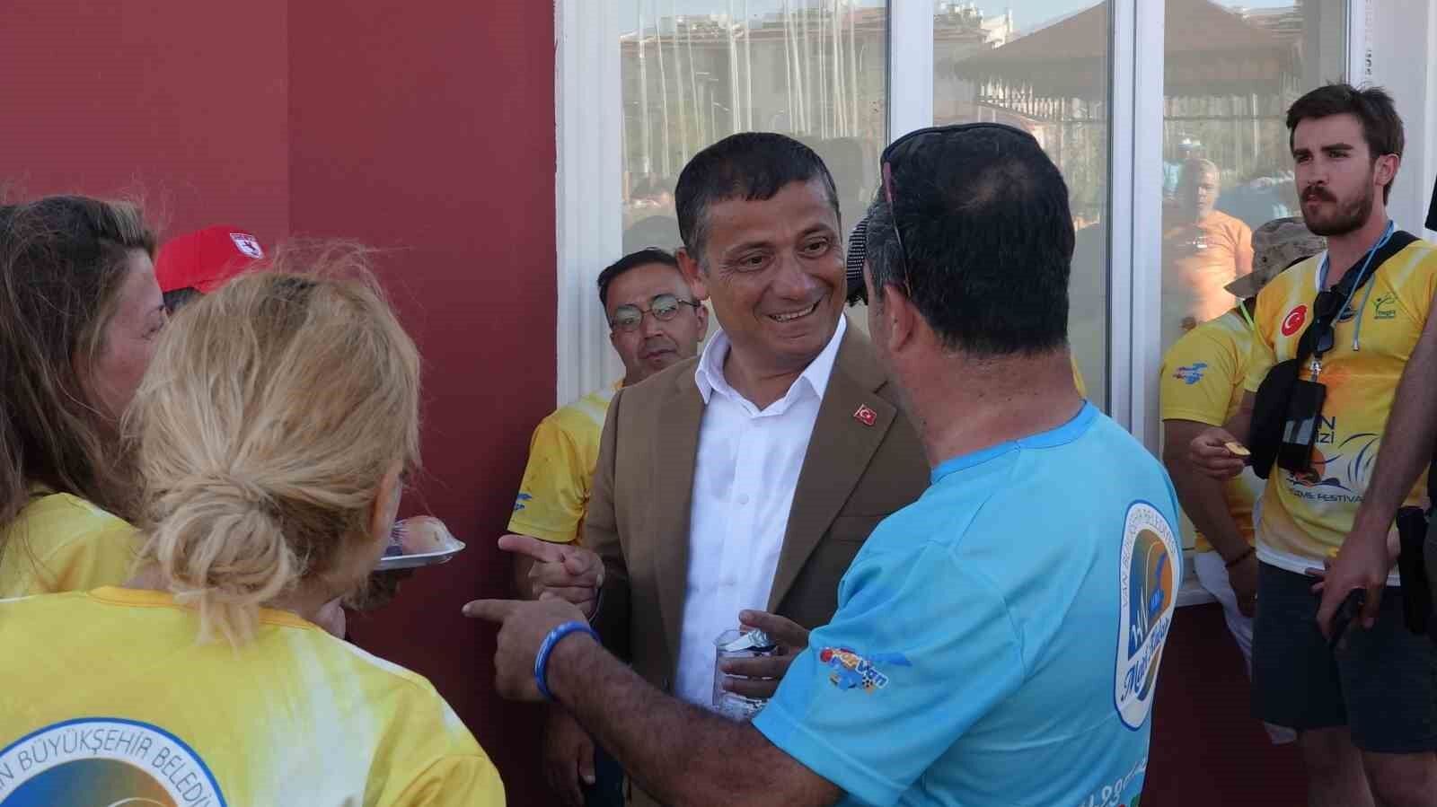 Aktivistlerden Van Gölü Kirlenmesin mavi kalsın Erciş il olsun sloganı