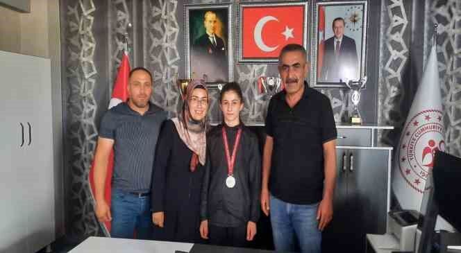 Şampiyon güreşçilere Eleşkirt’te coşkulu karşılama