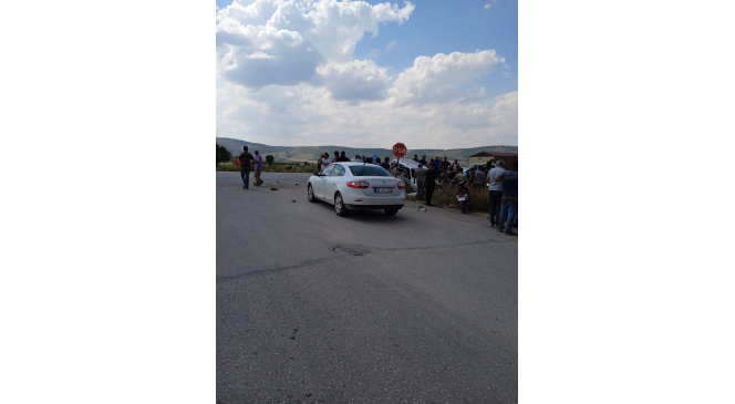 Otomobillerin kavşakta çarpıştığı kazada 3 kişi yaralandı İhlas Haber Ajansı