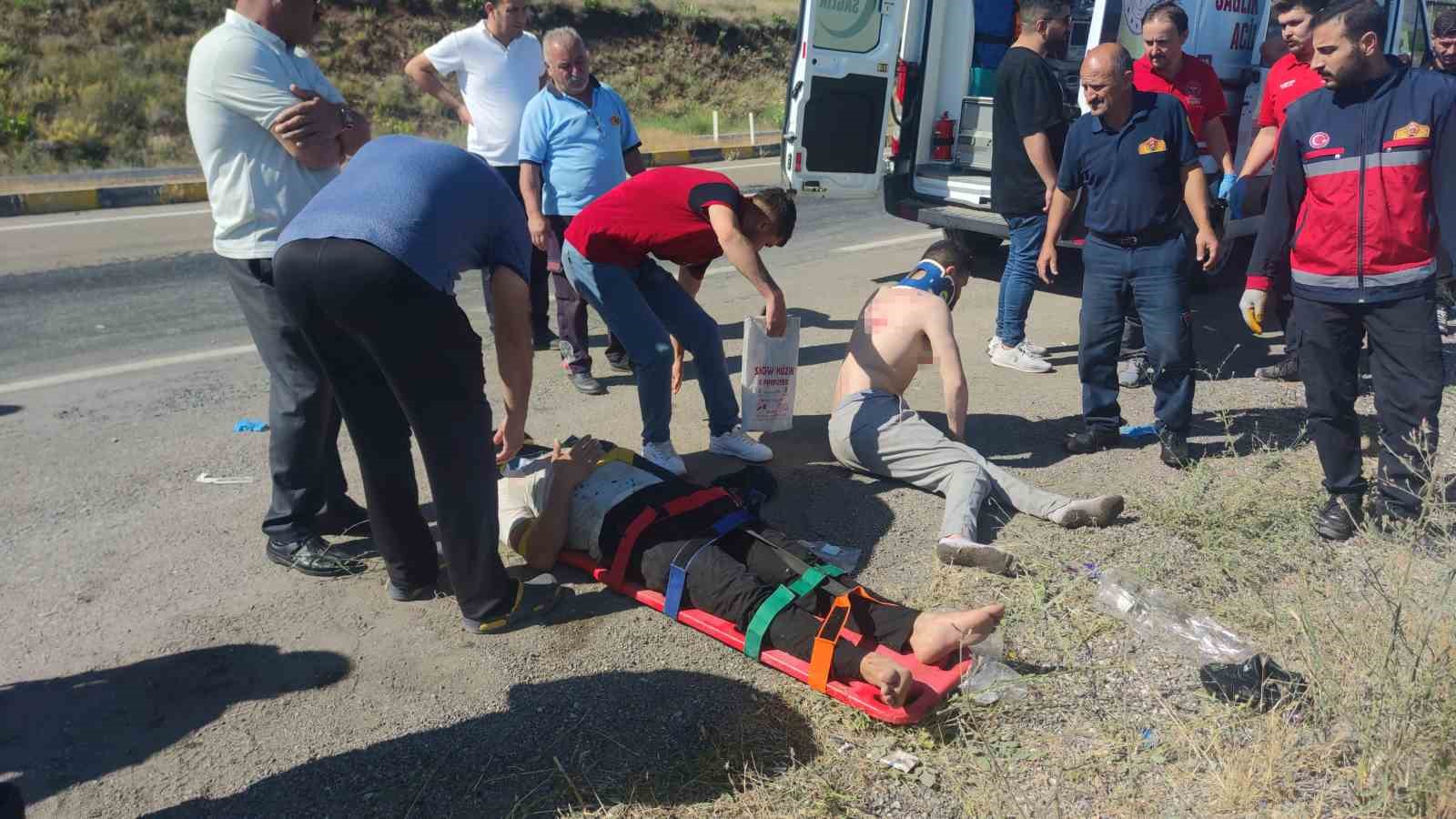 Minibüs Van Gölü’ne uçtu: 11 yaralı