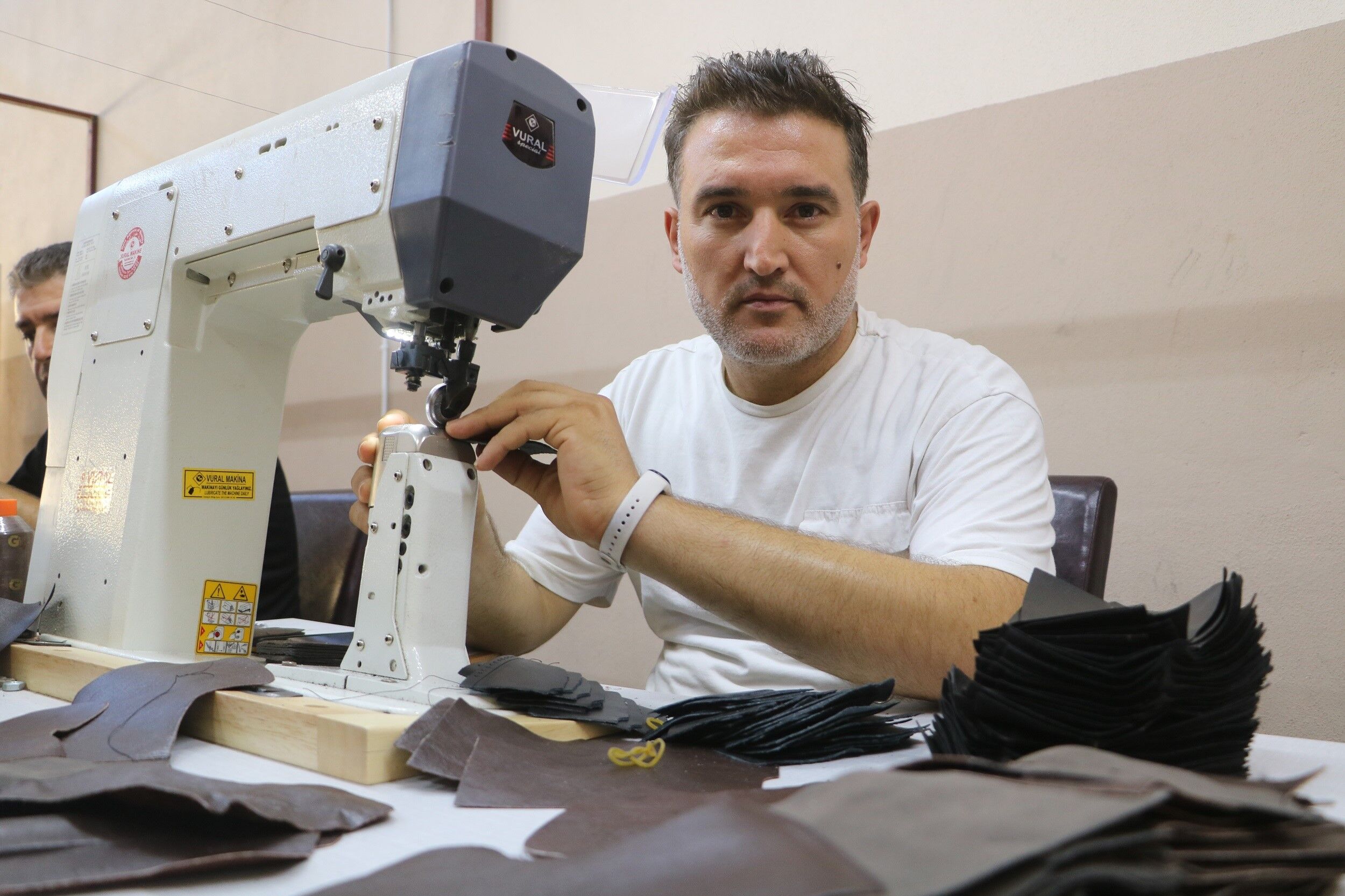 Günlük bin TL’ye usta bulamayan enkaz kentin ayakkabı imalatçıları, üretmek için destek bekliyor