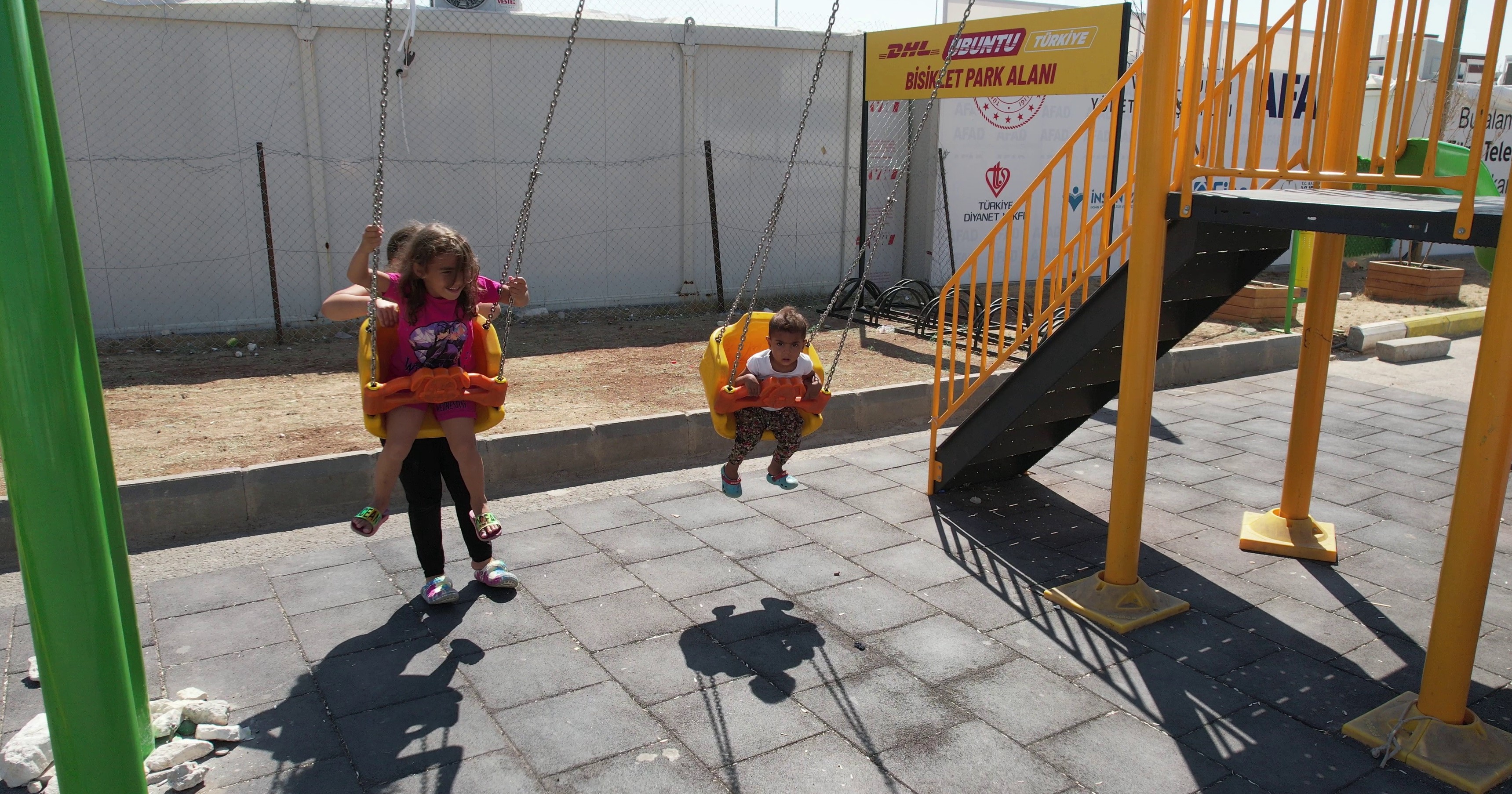 Depremzedeler yapılan hizmetlerden duydukları memnuniyeti dile getirdi