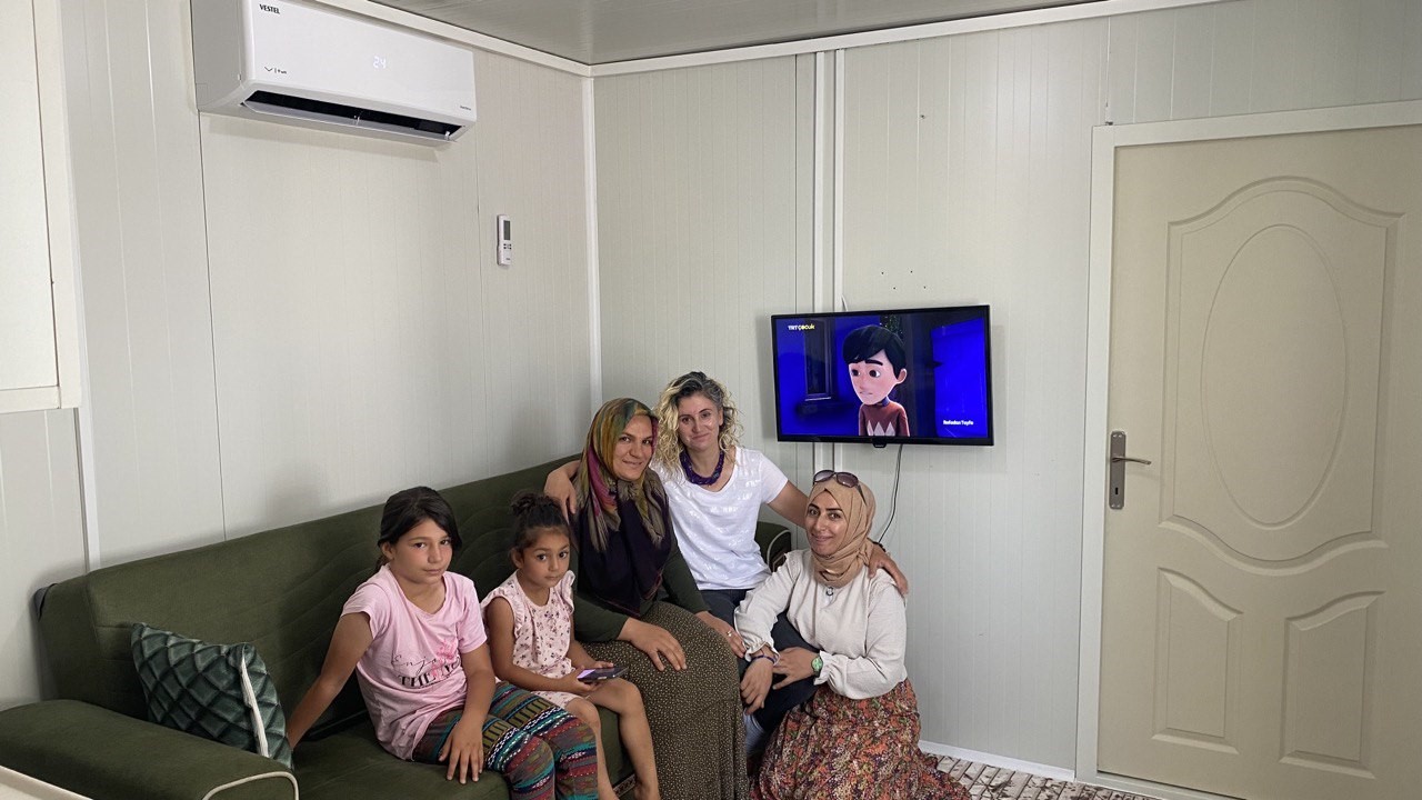 Depremzedeler yapılan hizmetlerden duydukları memnuniyeti dile getirdi