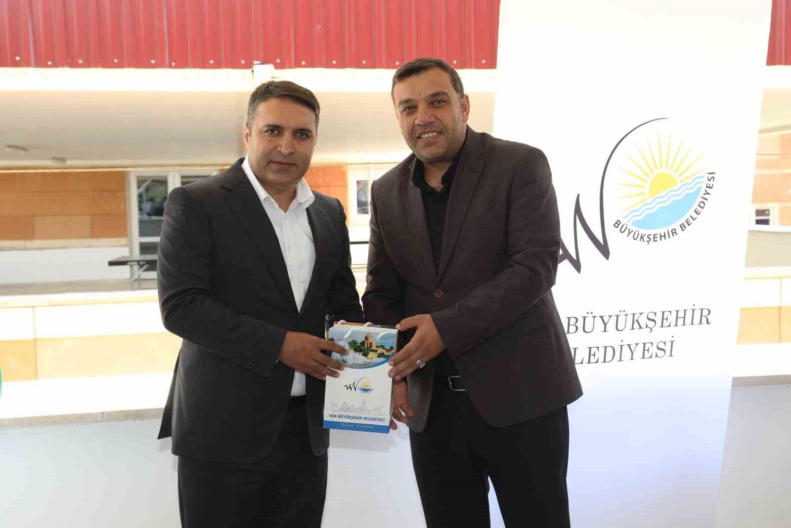 Boruyla kaçak hat çekerek bahçesini suluyor