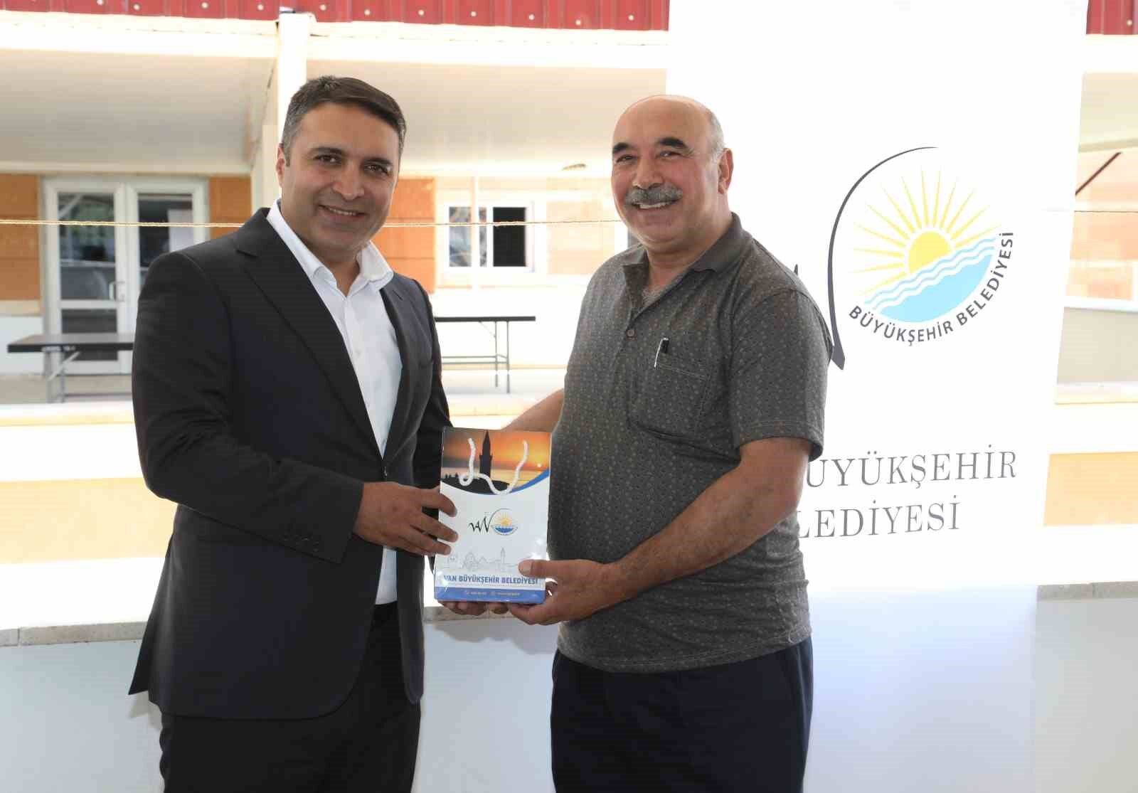 Boruyla kaçak hat çekerek bahçesini suluyor