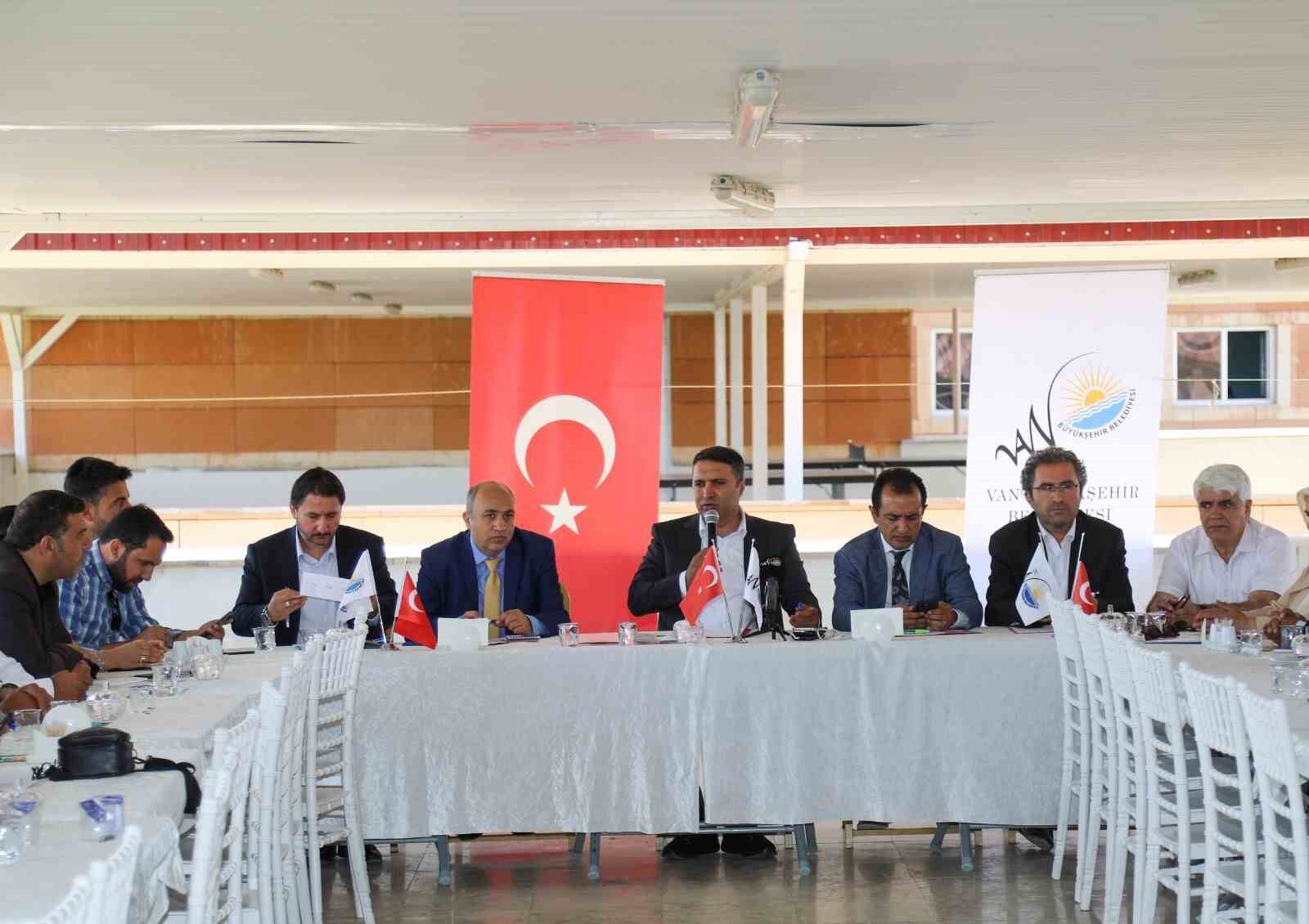 Boruyla kaçak hat çekerek bahçesini suluyor