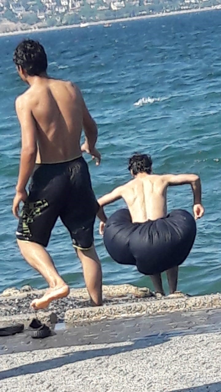 Büyükada'da ilginç görüntü: Naylon torba ile denize girdiler