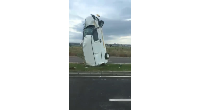 Bursa’da direğe çarpan hafif ticari araç şaha kalktı