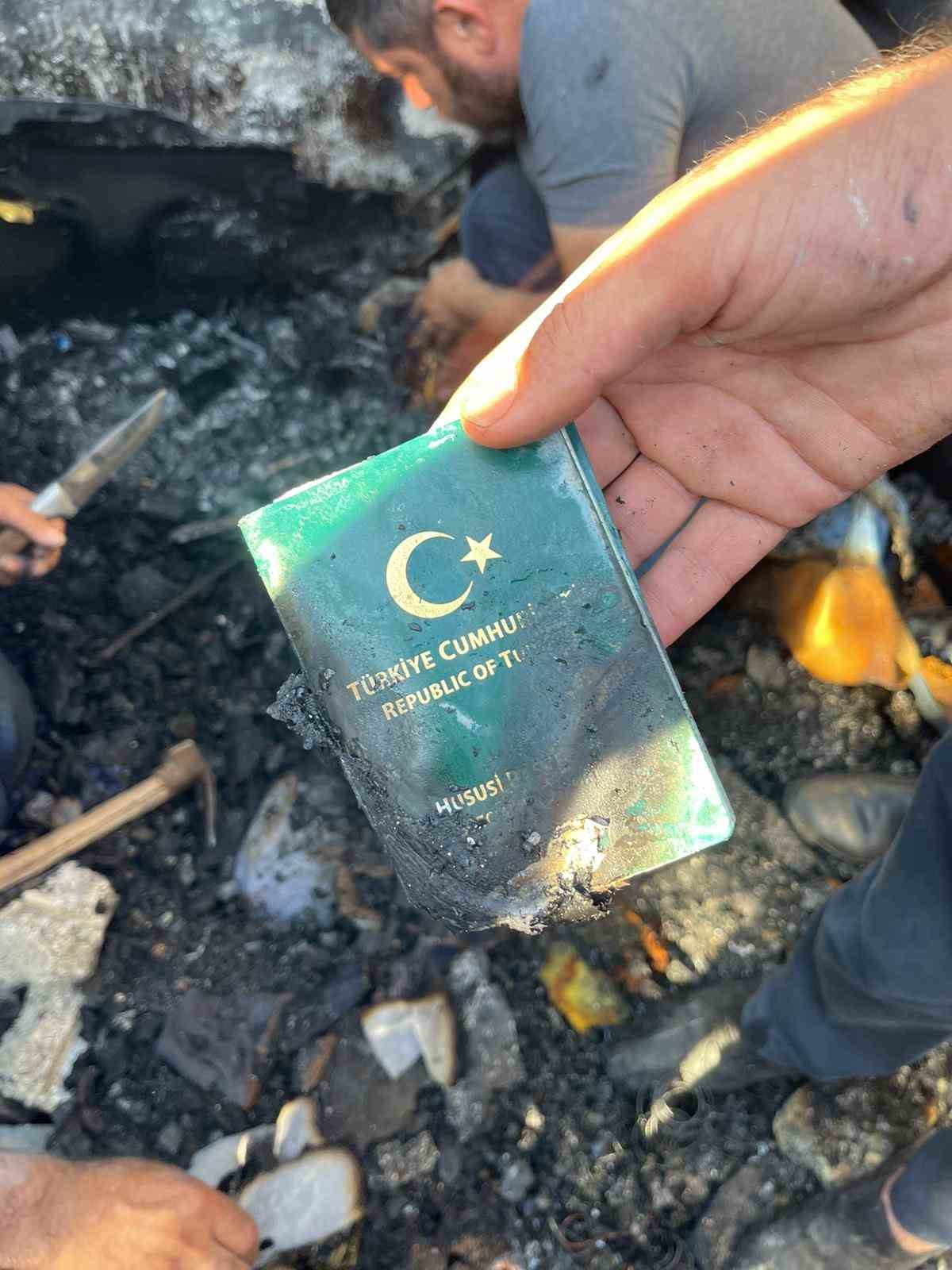 Yangında ev kullanılamaz hale geldi, büyük miktarda dolar ve Türk Lirası yandı