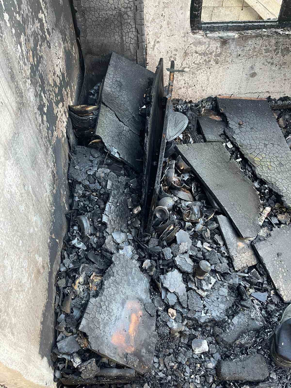 Yangında ev kullanılamaz hale geldi, büyük miktarda dolar ve Türk Lirası yandı