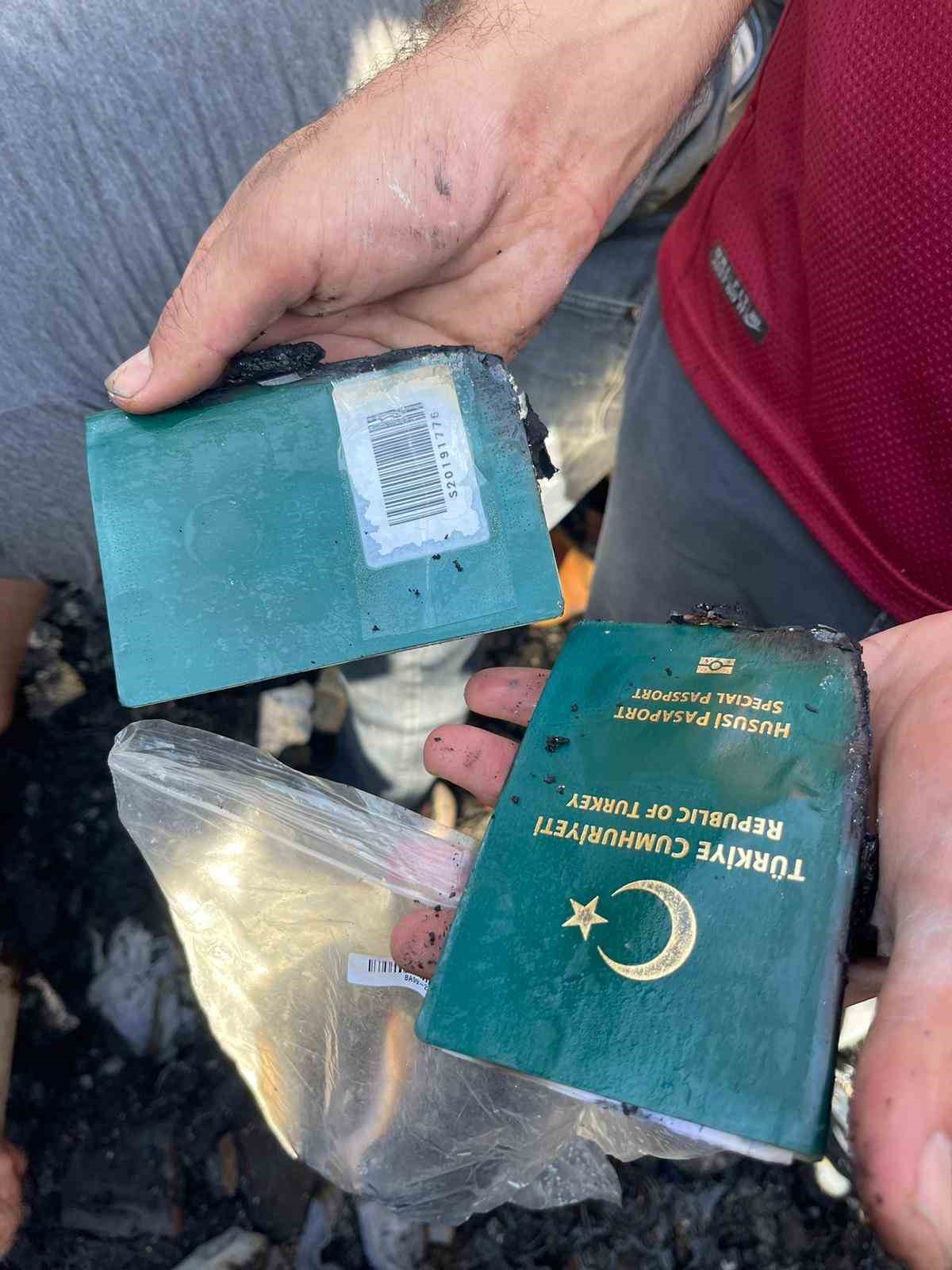 Yangında ev kullanılamaz hale geldi, büyük miktarda dolar ve Türk Lirası yandı