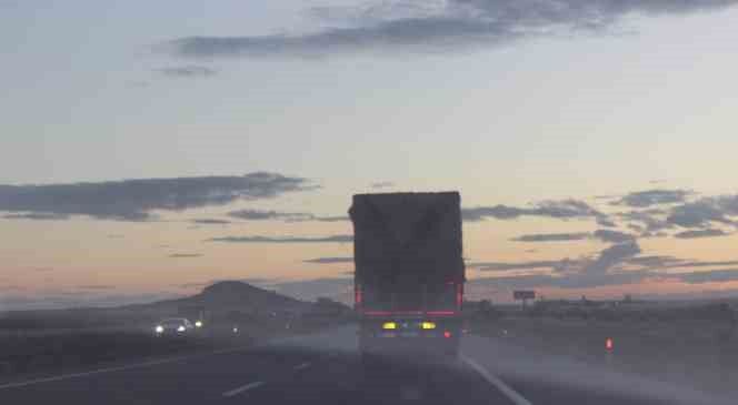 Saman balyası yüklü kamyonların tehlikeli yolculuğu