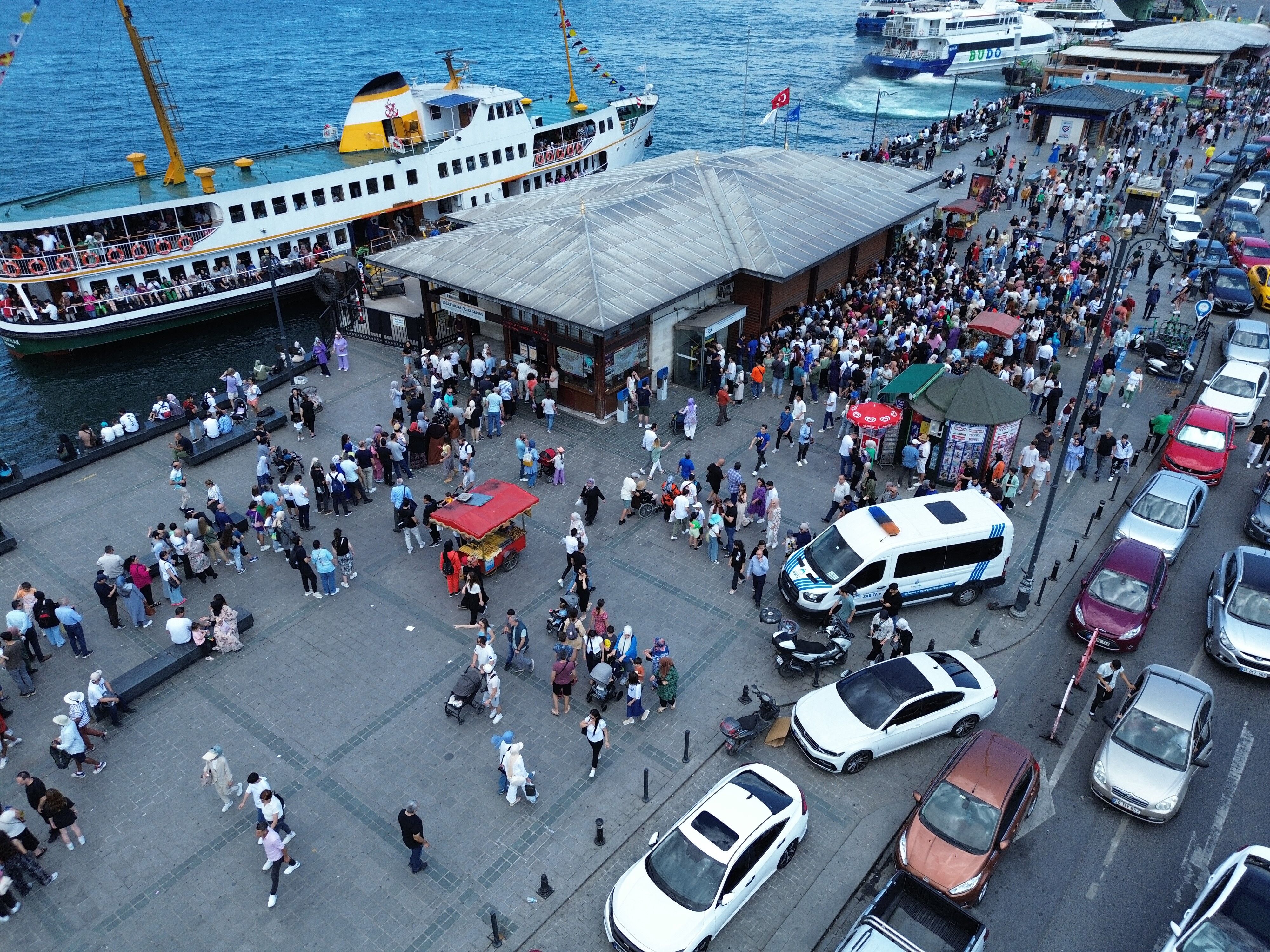 Eminönü'nde bayram nedeniyle oluşan insan seli havadan görüntülendi