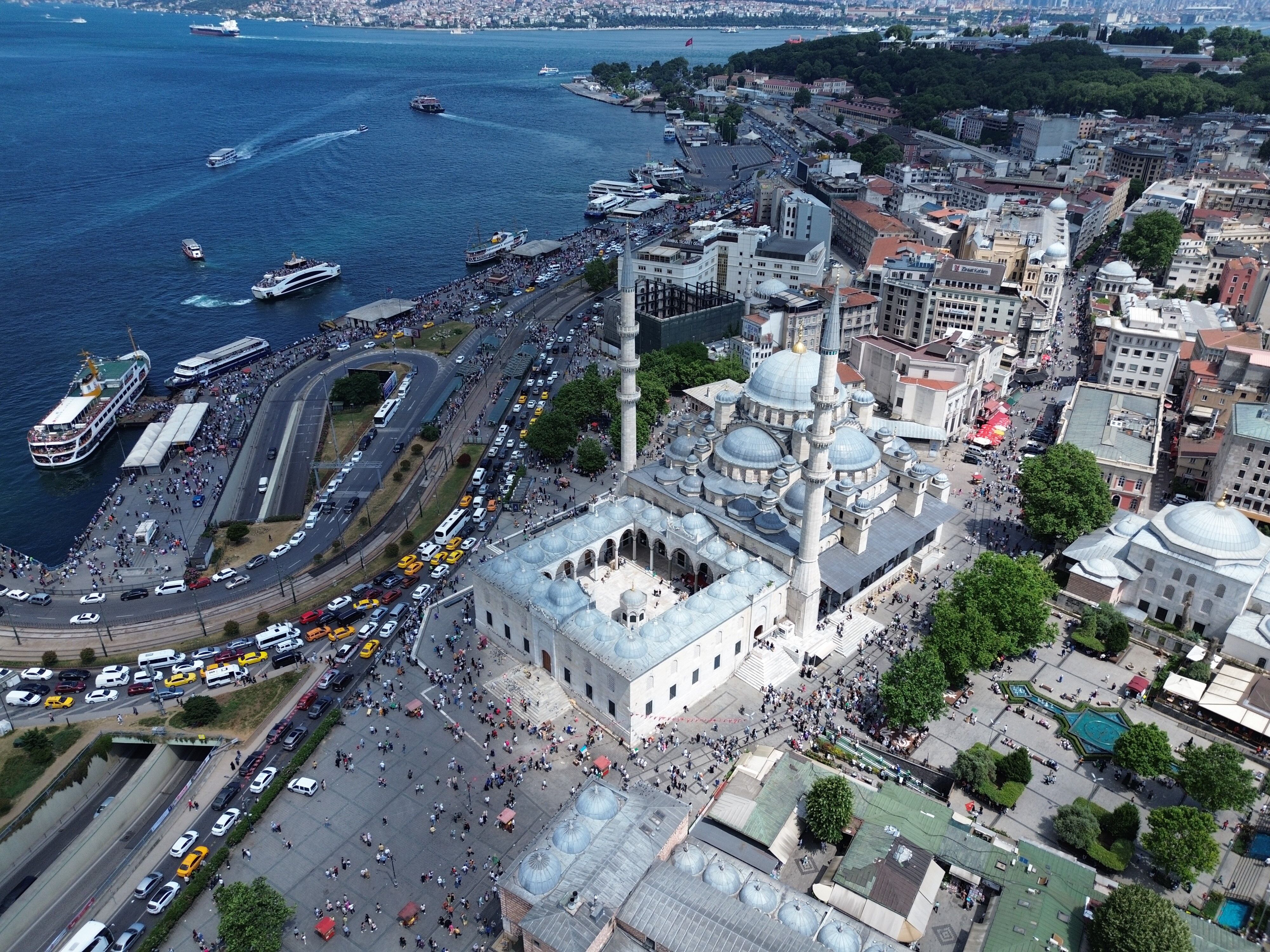 Eminönü'nde bayram nedeniyle oluşan insan seli havadan görüntülendi
