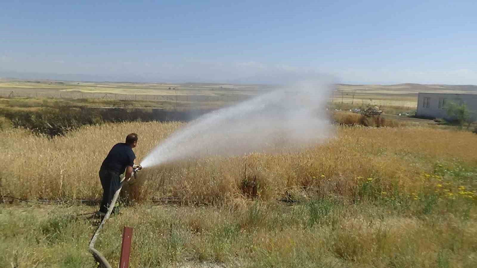 Mangal yapayım derken tarlasını yaktı