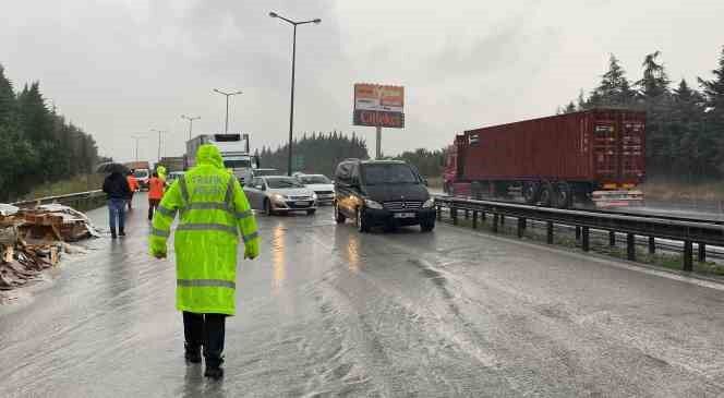 Kocaeli TEM Otoyolu’nda seramik yüklü tırın kasası devrildi, trafik durma noktasına geldi