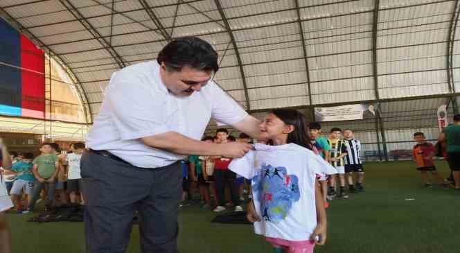 Havran’da yaz spor okullarında sporculara forma ve malzeme dağıtımı yapıldı