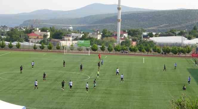 Erkekler sahada kadınlar tribünde