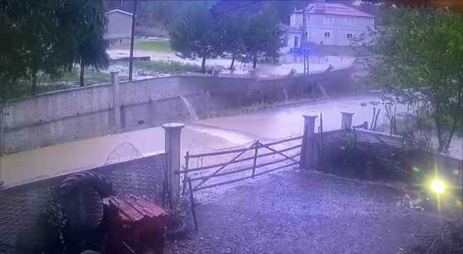 Okulun istinat duvarı sel sularına dayanamadı