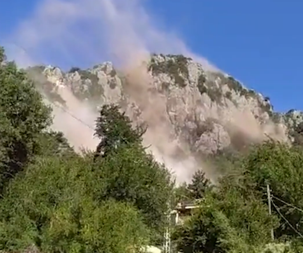 Adana'daki deprem sonrası korkutan görüntü! Her yer toz duman oldu