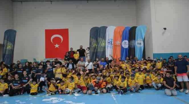 Sarıkamışlı sporculara malzeme desteği