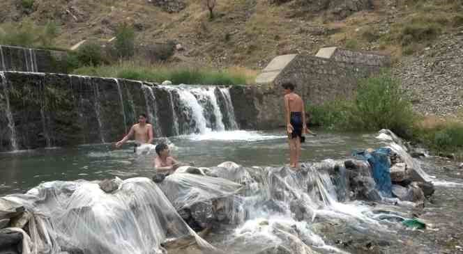 Sıcaktan bunalan çocuklar çareyi çayda serinlemekte buldu