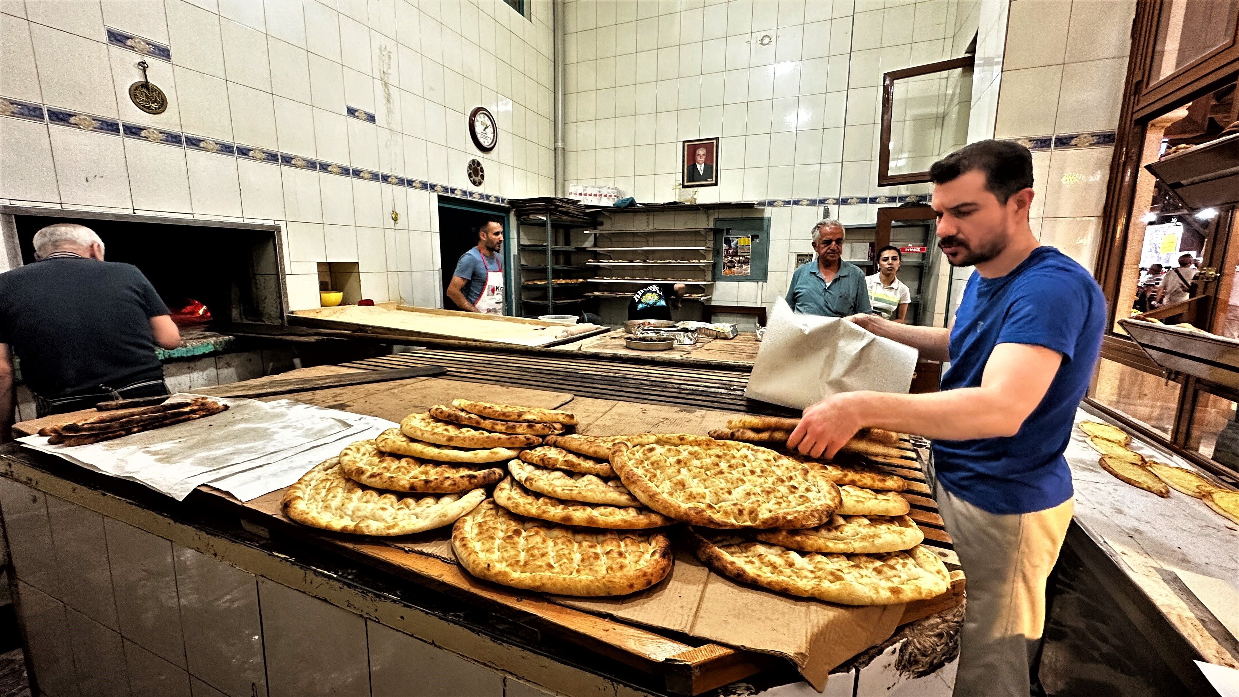 Fırıncılardan sıcaklığa ilginç yöntem: Soğuk duş alıp önlüklerini soğuk suda ıslatıyorlar