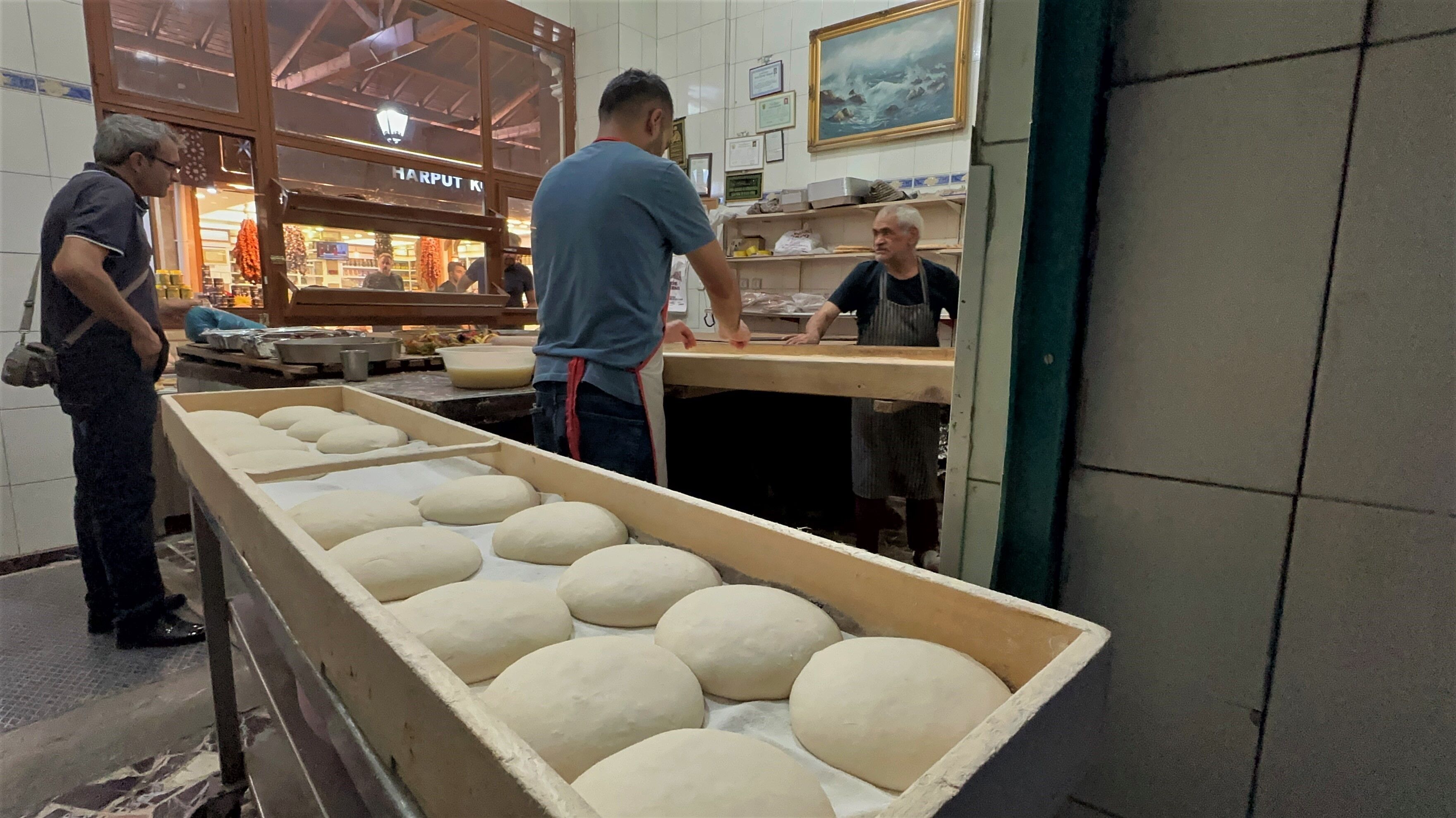 Fırıncılardan sıcaklığa ilginç yöntem: Soğuk duş alıp önlüklerini soğuk suda ıslatıyorlar