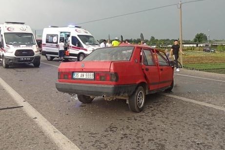 İzmir'deki kazada otomobil kağıt gibi yırtıldı: 2 yaralı