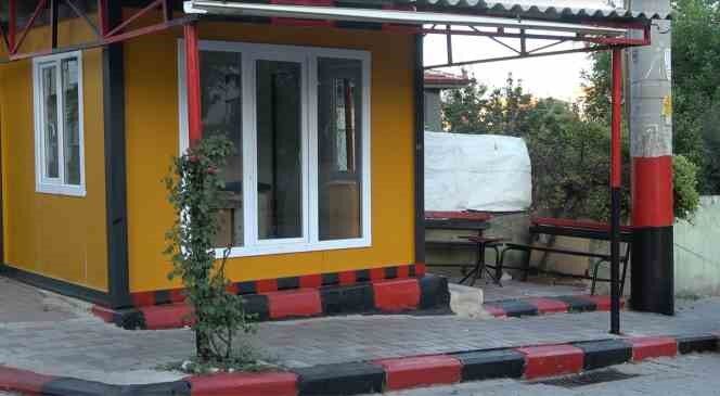 Fanatik taksici, durağını tuttuğu takımın renklerine boyadı