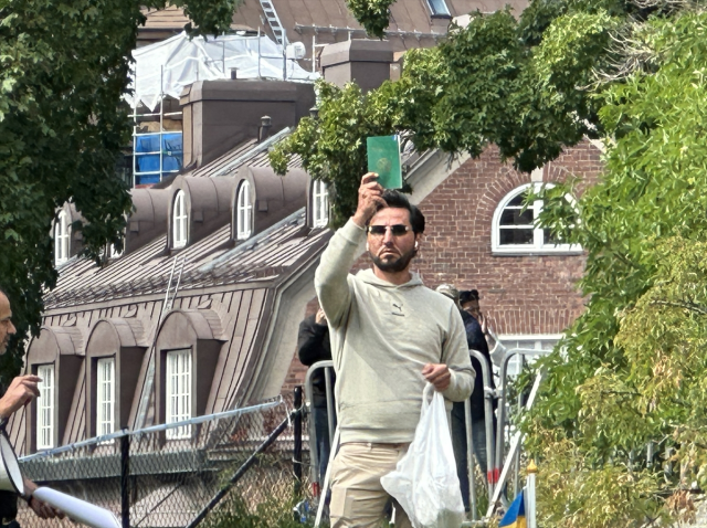 Yine İsveç yine İslam'a hakaret! Kur'an-ı Kerim ve Irak bayrağını ayaklarının altına aldı