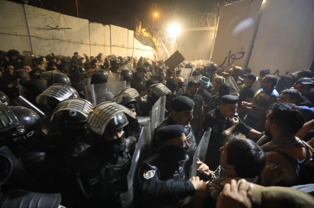 Yine İsveç yine İslam'a hakaret! Kur'an-ı Kerim ve Irak bayrağını ayaklarının altına aldı